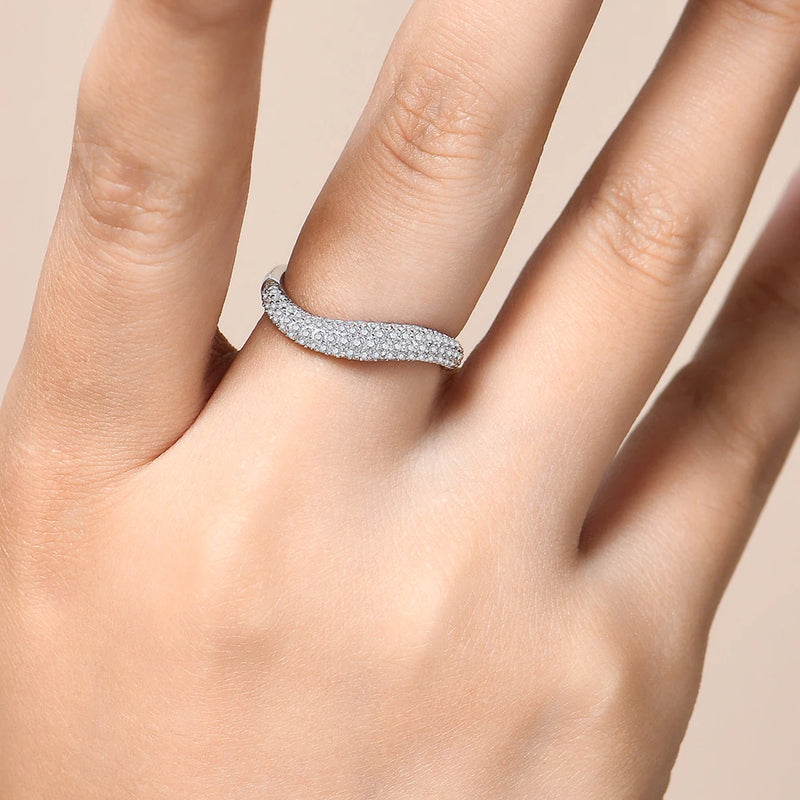 Moissanite Wavy Ring – Elegant Stackable Band
